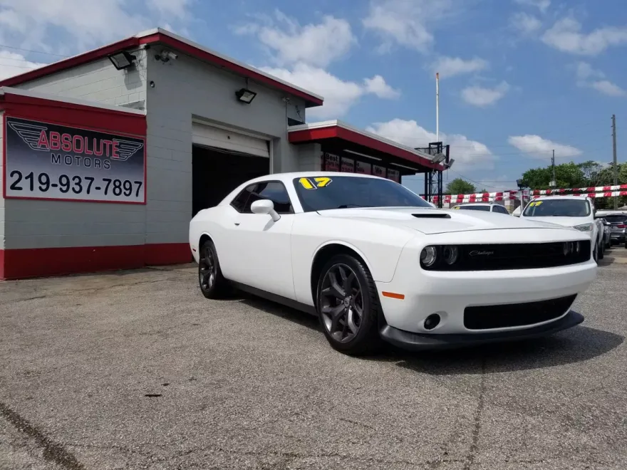 2017 Dodge Challenger SXT Plus photo 1