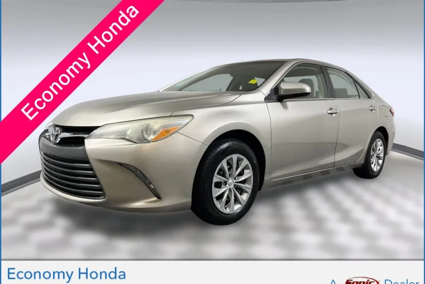 2015 Toyota Camry LE photo 1