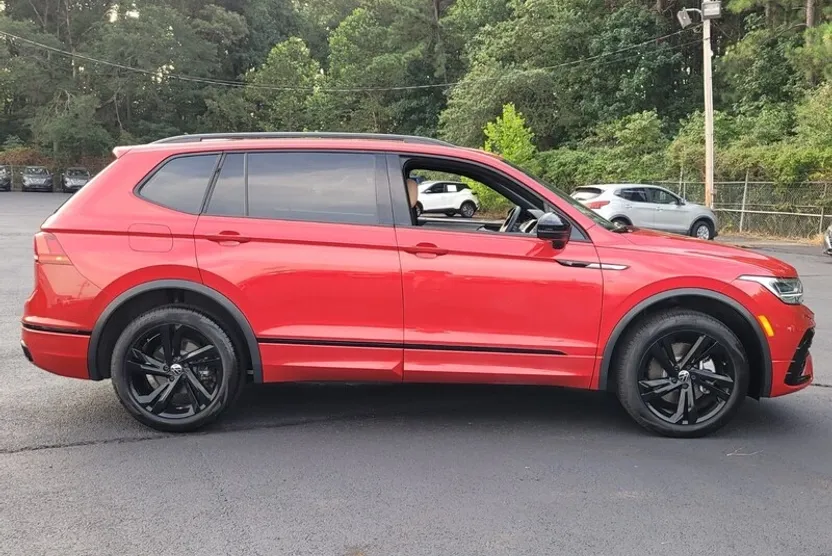 2024 Volkswagen Tiguan SE R-Line Black photo 1