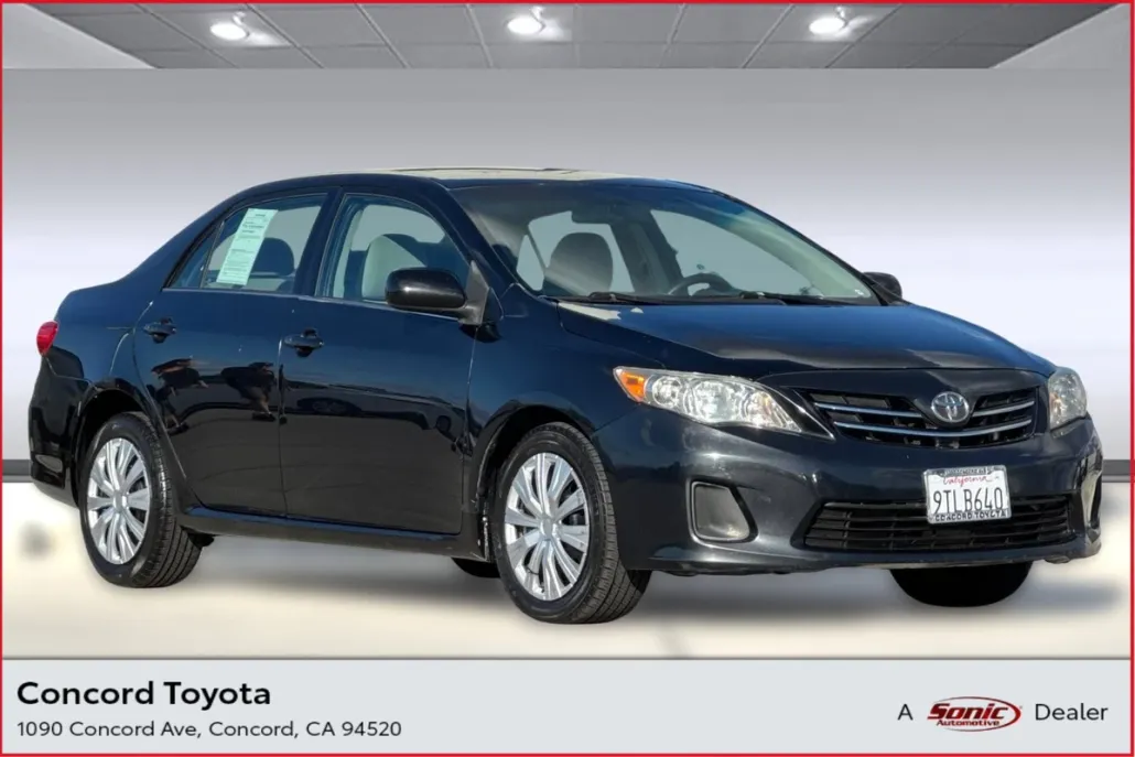 2013 Toyota Corolla LE photo 1