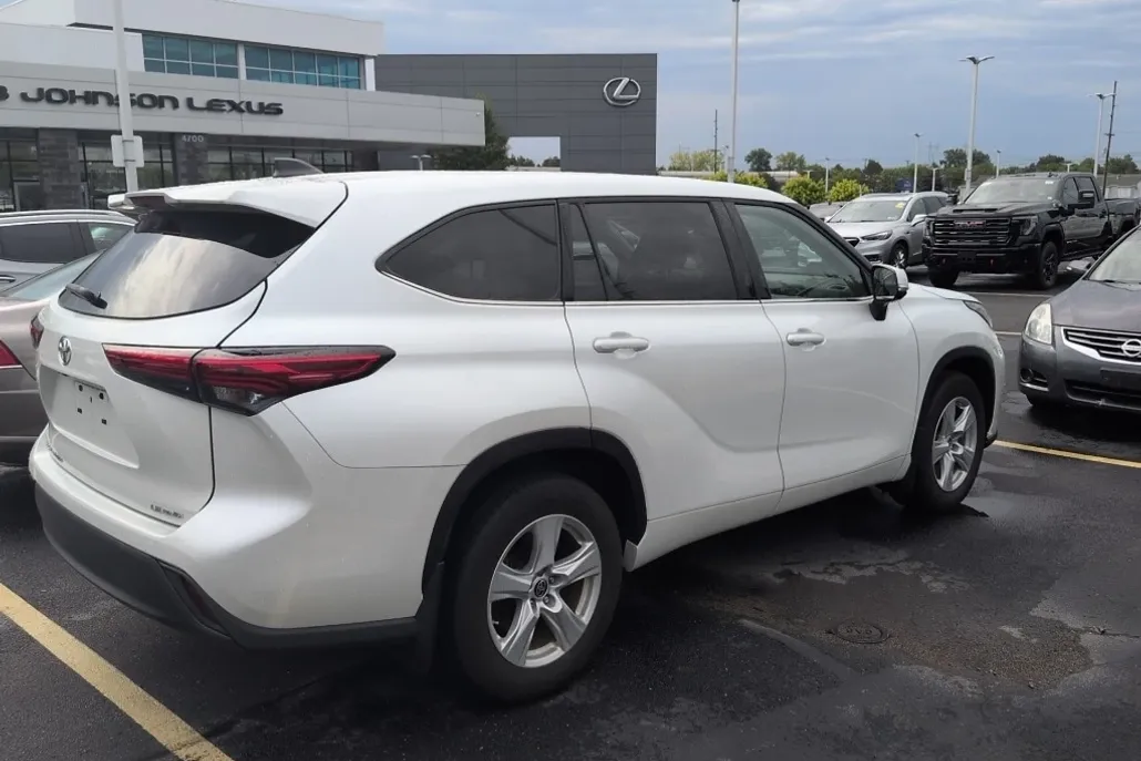2022 Toyota Highlander LE photo 1