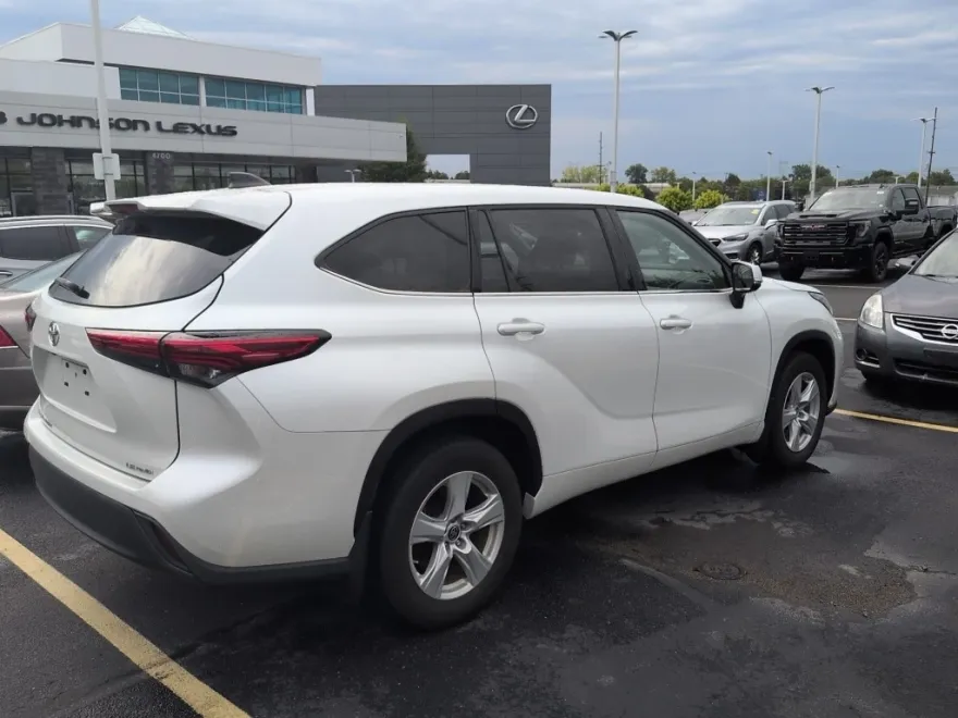 2022 Toyota Highlander LE photo 1