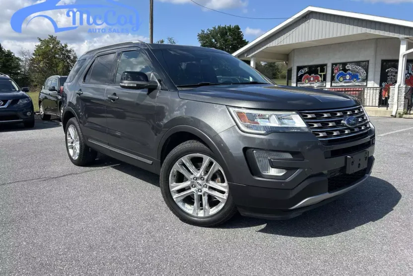 2017 Ford Explorer XLT photo 1