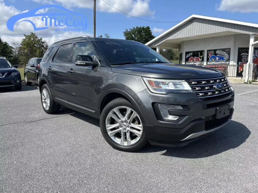 2017 Ford Explorer XLT photo 1