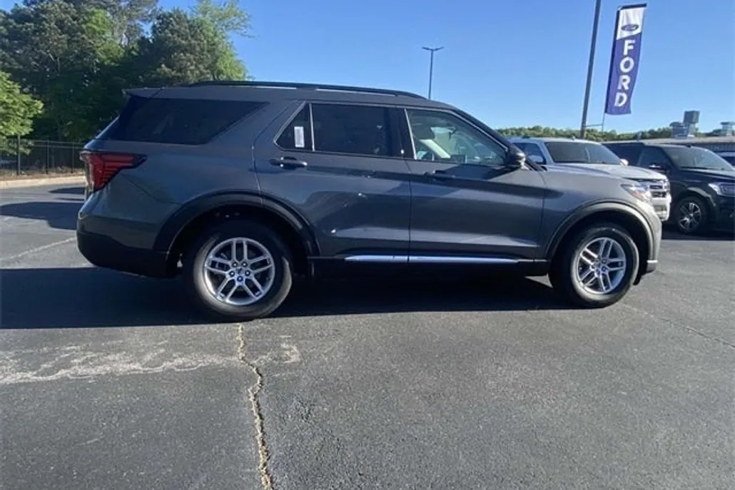 2025 Ford Explorer photo 1