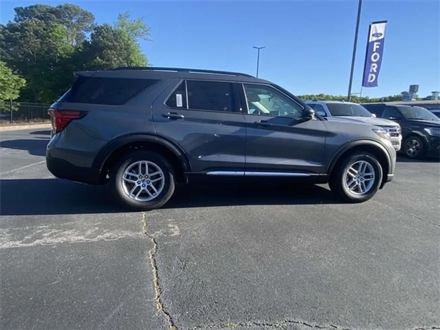 2025 Ford Explorer photo 1