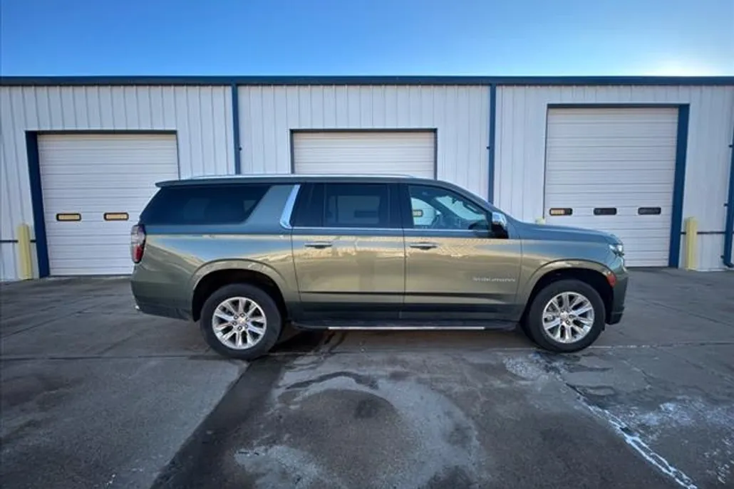 2023 Chevrolet Suburban Premier photo 1