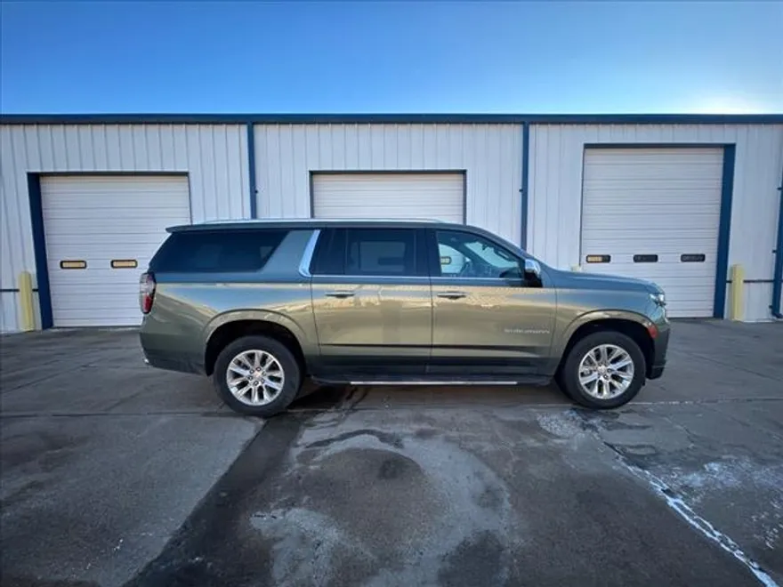 2023 Chevrolet Suburban Premier photo 1