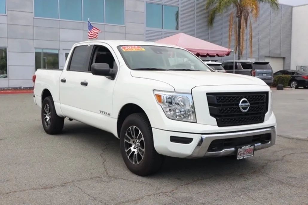 2022 Nissan Titan SV photo 1