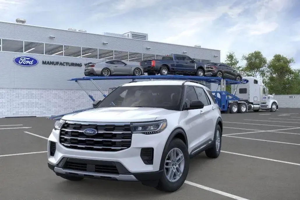 2025 Ford Explorer photo 1