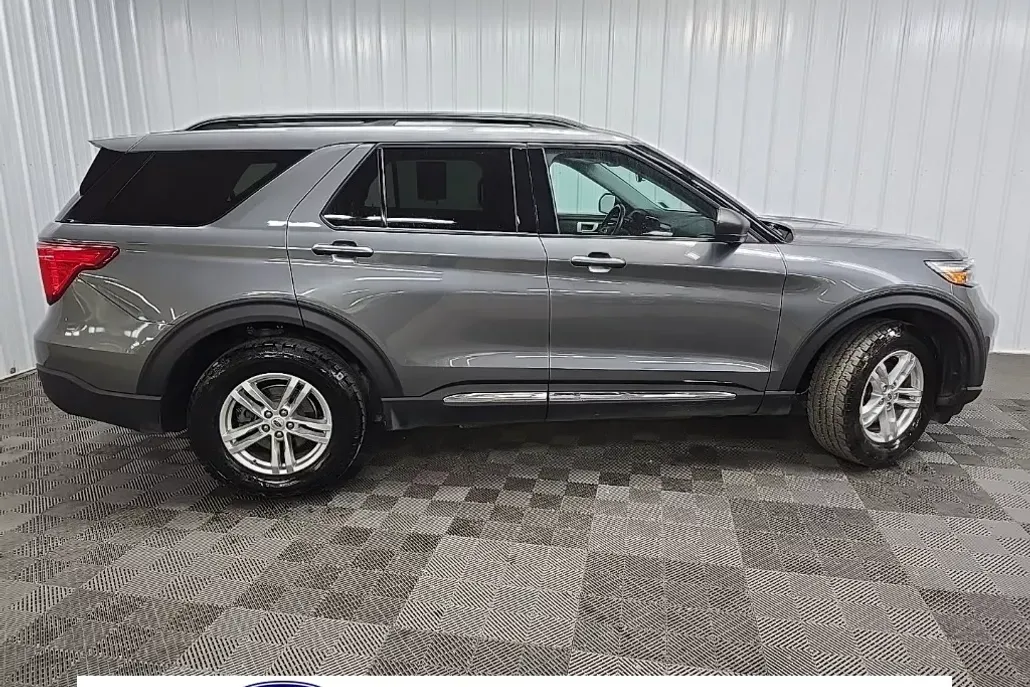 2023 Ford Explorer XLT photo 1