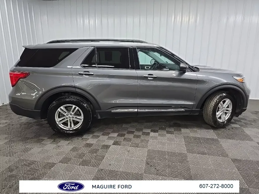 2023 Ford Explorer XLT photo 1