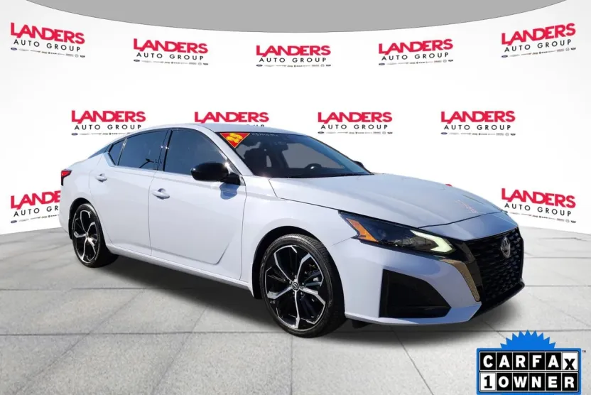 2023 Nissan Altima 2.5 SR photo 1