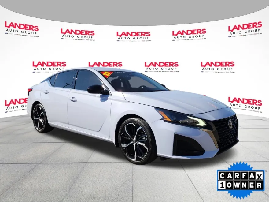 2023 Nissan Altima 2.5 SR photo 1