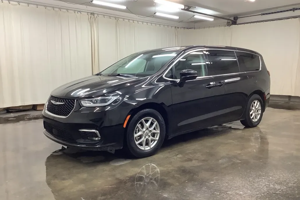 2024 Chrysler Pacifica Touring L photo 1