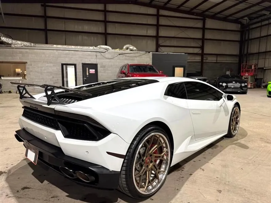 2016 Lamborghini Huracan Coupe photo 6