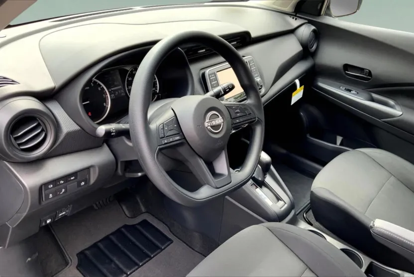 2025 Nissan Kicks Play S photo 1