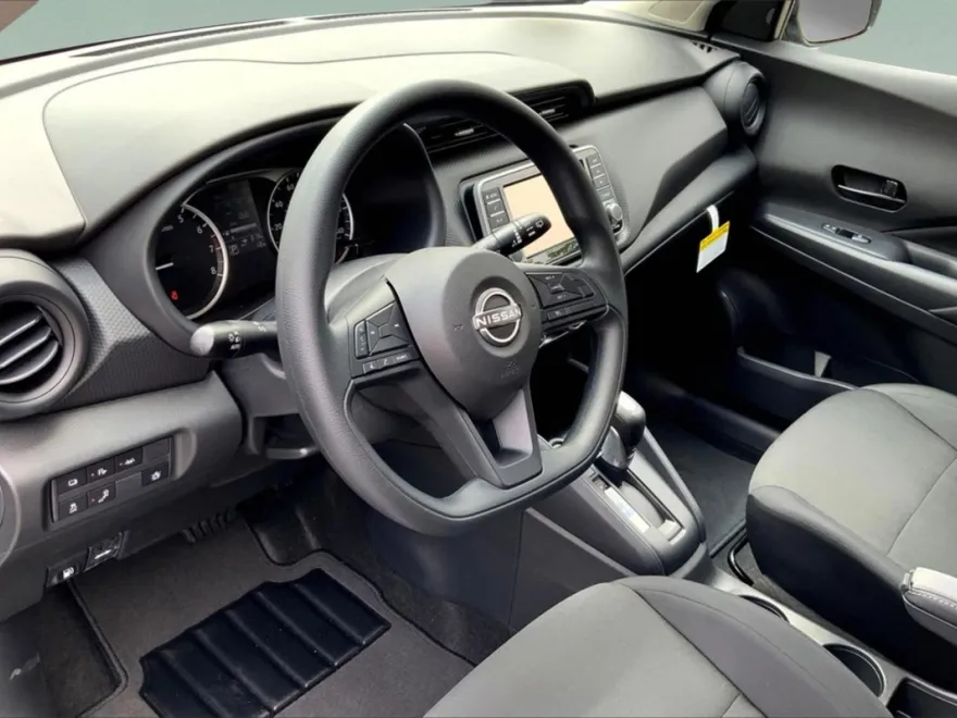2025 Nissan Kicks Play S photo 1