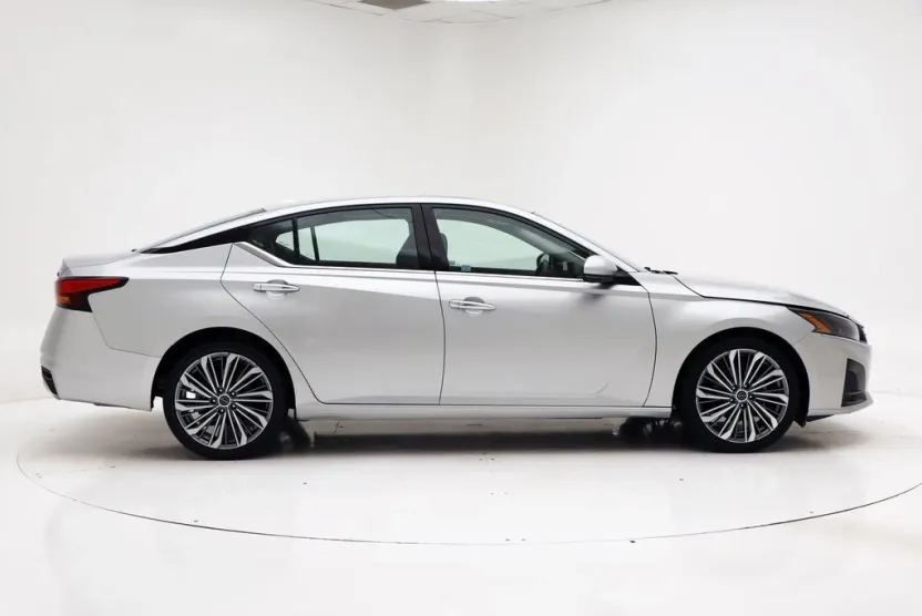 2023 Nissan Altima 2.5 SL photo 1