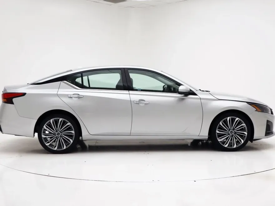 2023 Nissan Altima 2.5 SL photo 1
