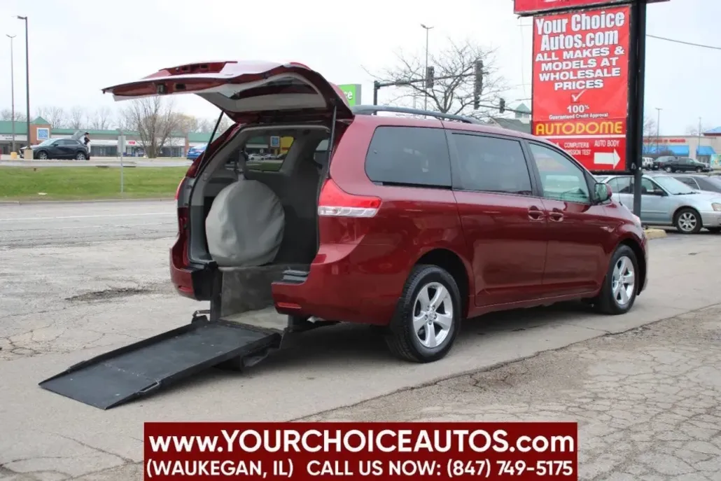 2011 Toyota Sienna LE photo 1