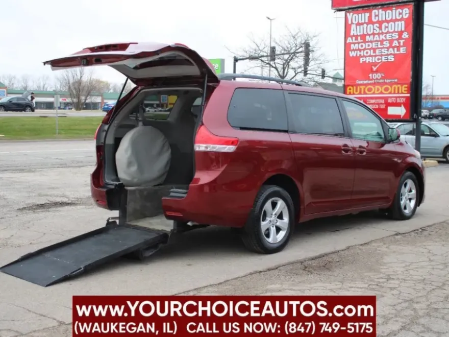 2011 Toyota Sienna LE photo 1