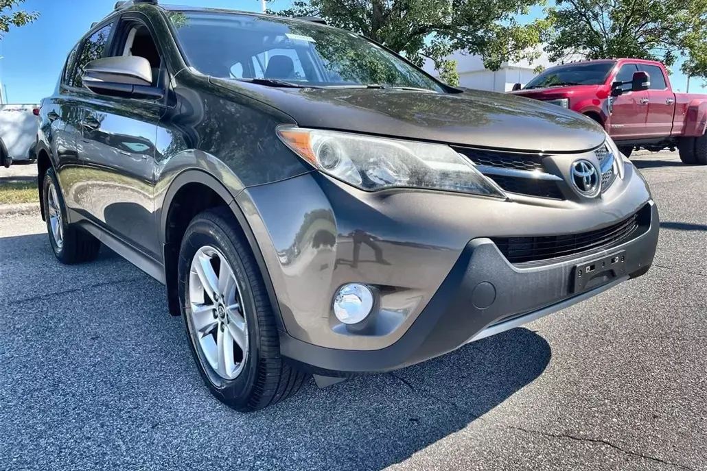 2015 Toyota RAV4 XLE photo 1