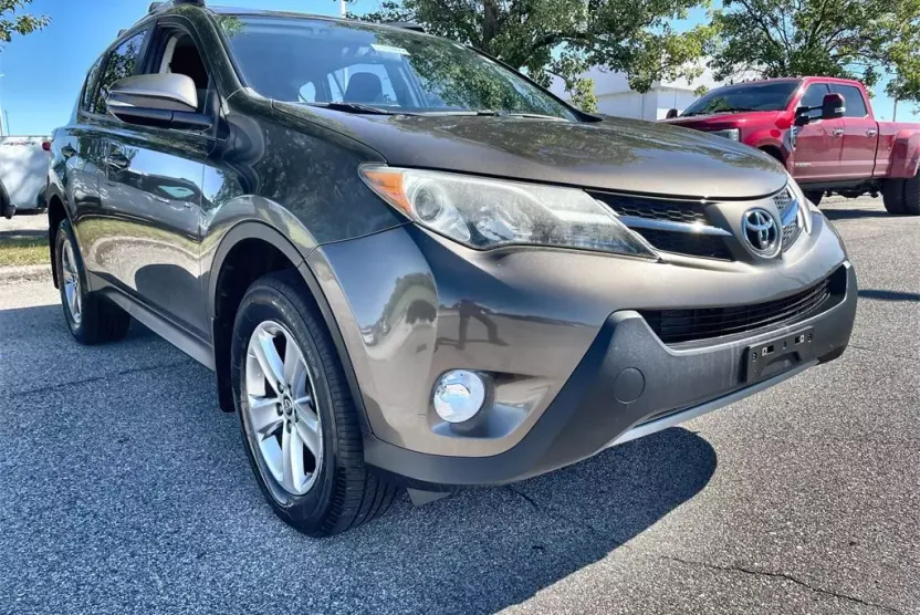 2015 Toyota RAV4 XLE photo 1