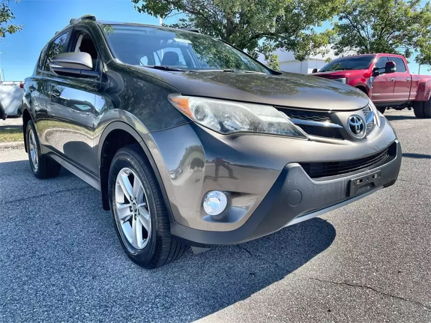 2015 Toyota RAV4 XLE photo 1