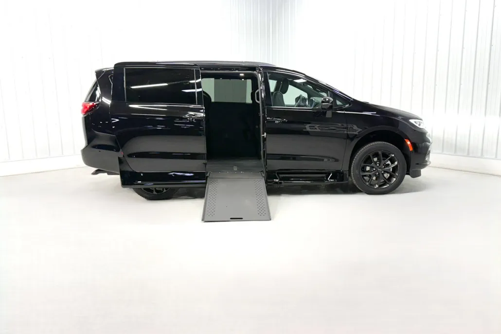 2025 Chrysler Pacifica Limited photo 1