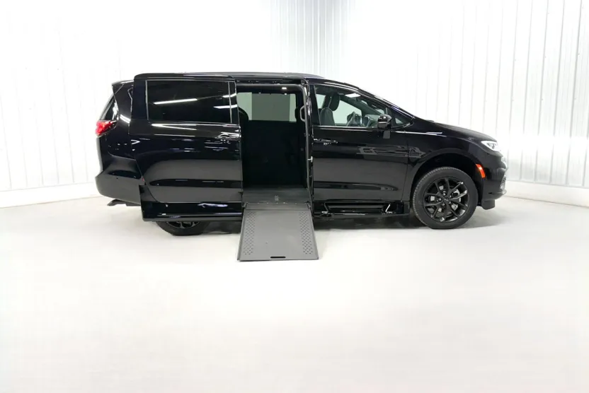 2025 Chrysler Pacifica Limited photo 1