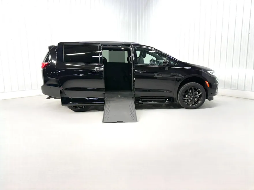 2025 Chrysler Pacifica Limited photo 1