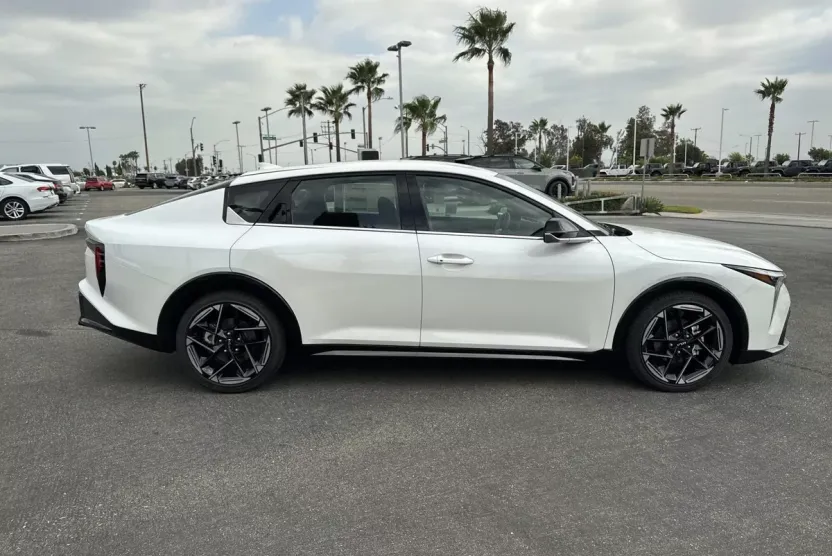 2025 Kia K4 GT-Line photo 1