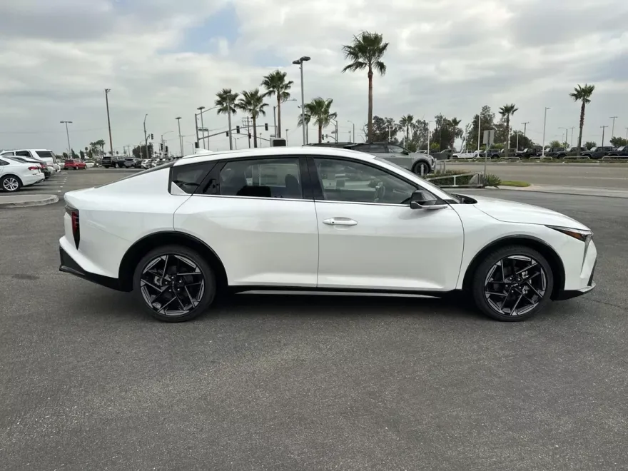 2025 Kia K4 GT-Line photo 1