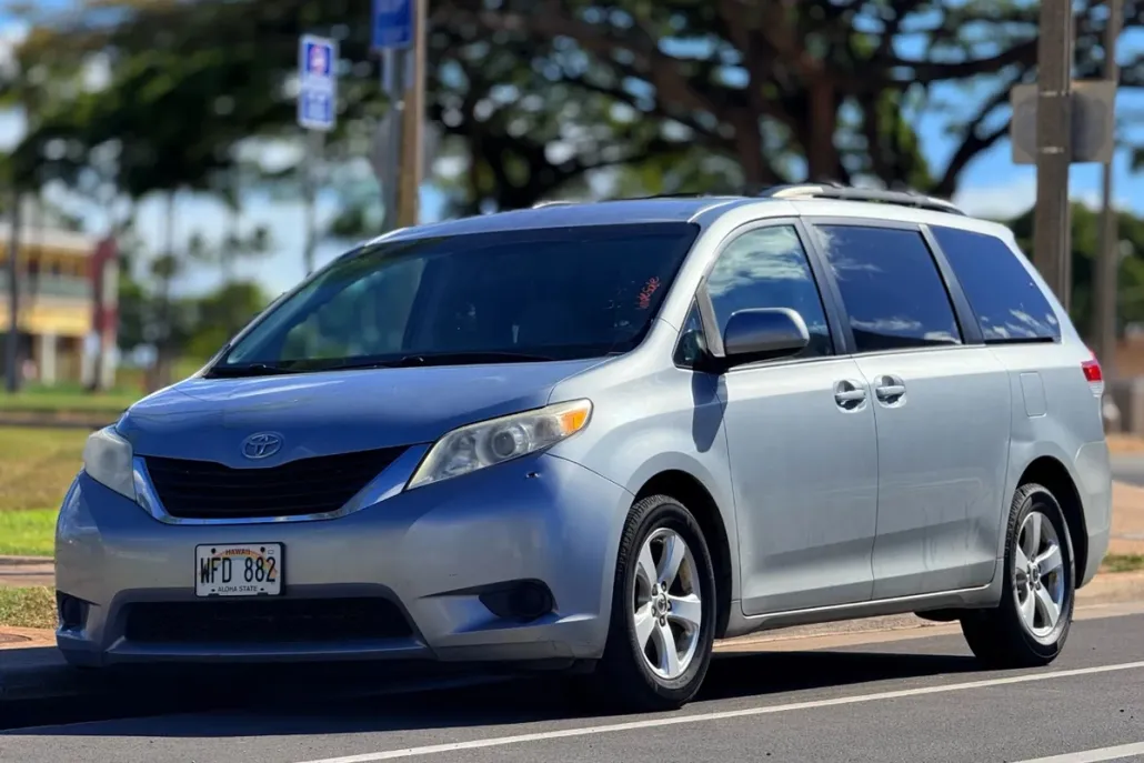 2014 Toyota Sienna LE photo 1