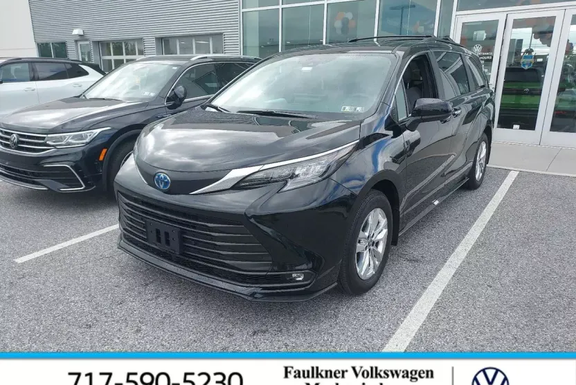 2025 Toyota Sienna XLE photo 1