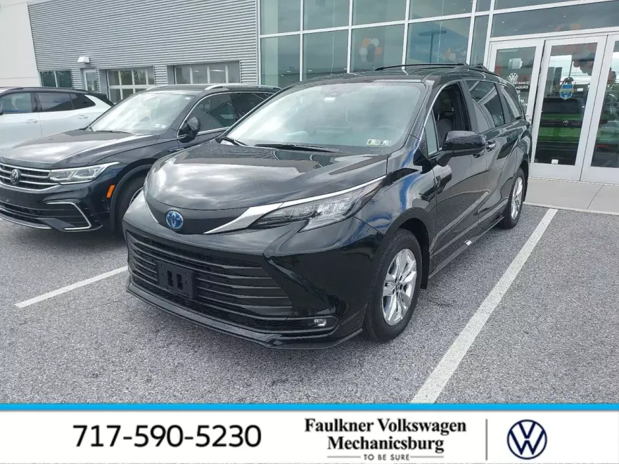 2025 Toyota Sienna XLE photo 1