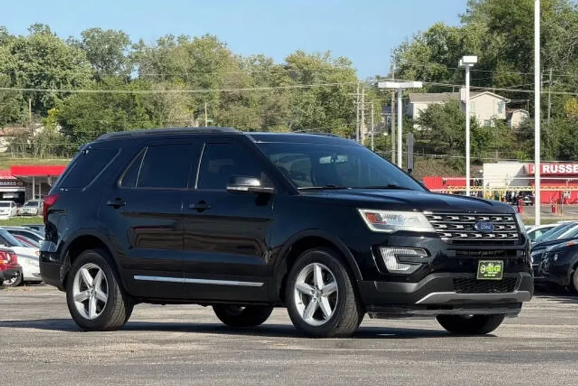 2017 Ford Explorer XLT photo 1