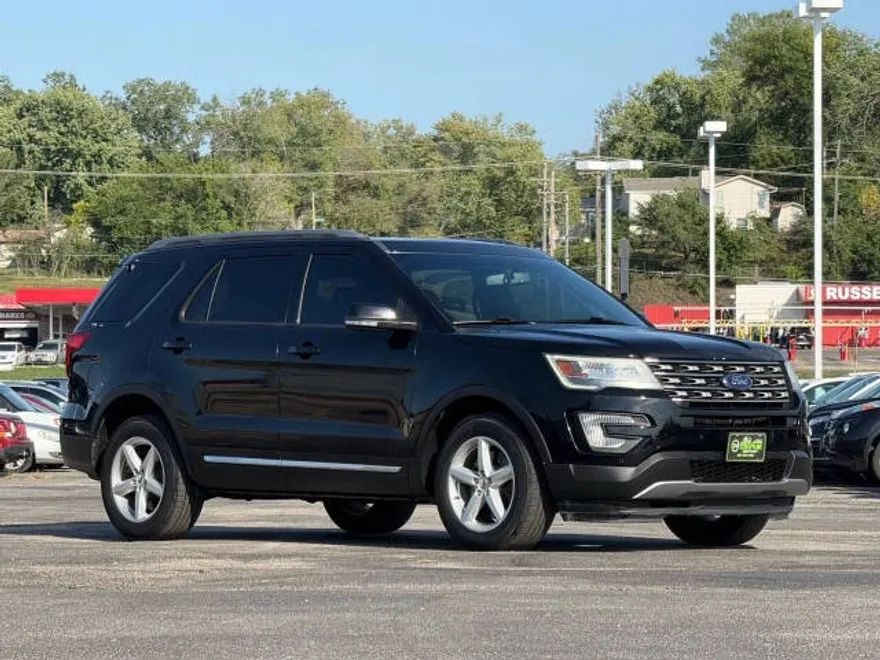 2017 Ford Explorer XLT photo 1