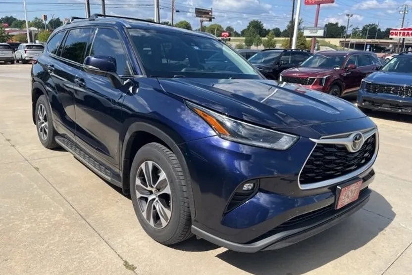 2021 Toyota Highlander XLE Sport photo 1
