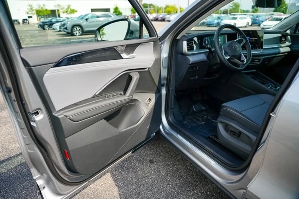 2025 Volkswagen Tiguan SE photo 1