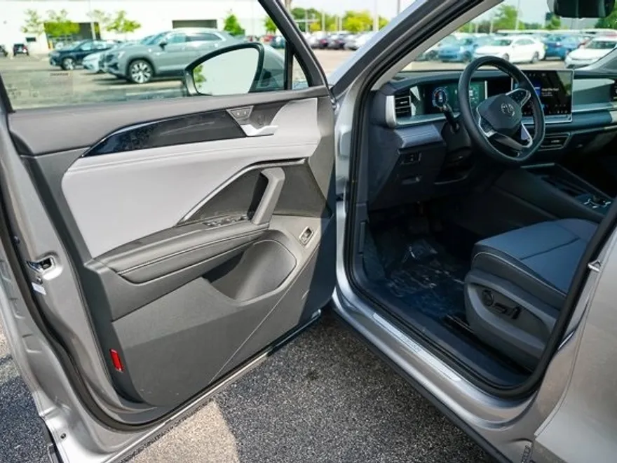 2025 Volkswagen Tiguan SE photo 1