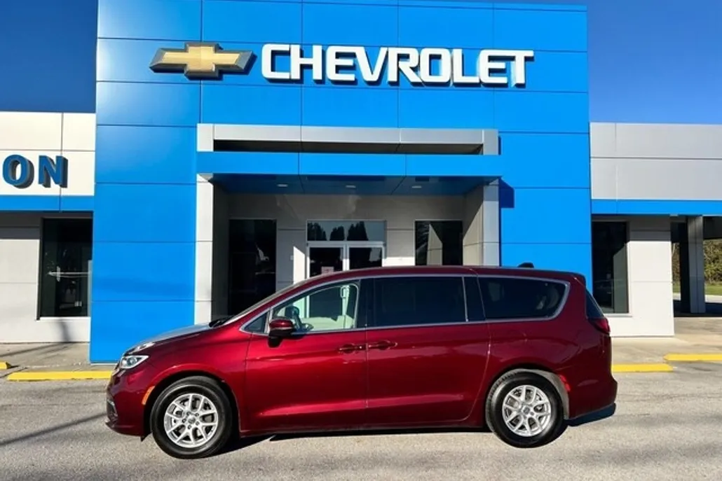 2023 Chrysler Pacifica Touring L photo 1