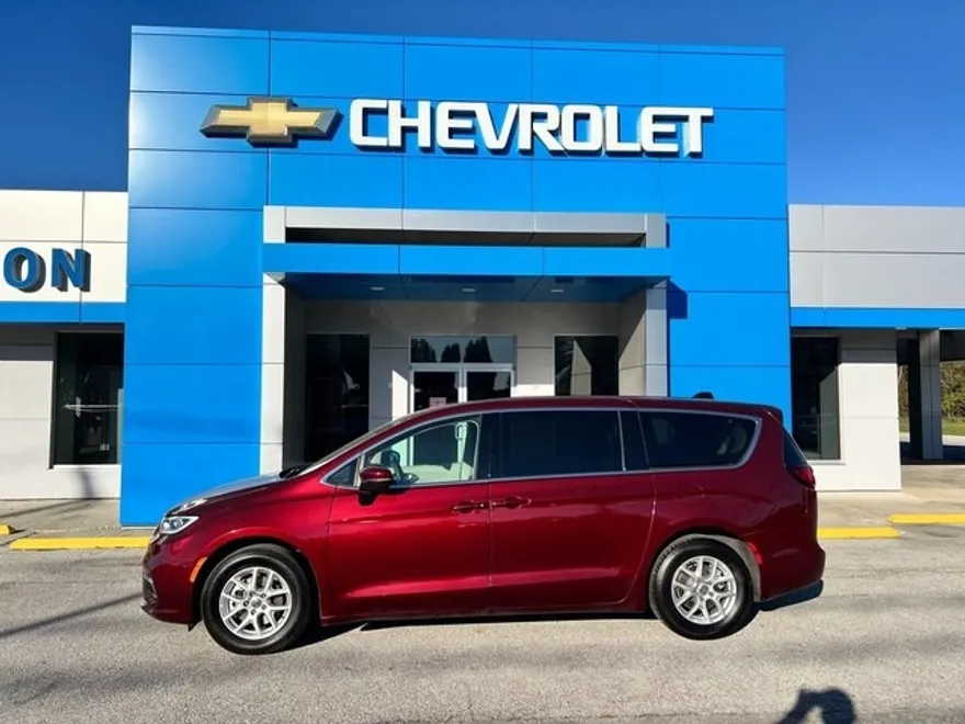 2023 Chrysler Pacifica Touring L photo 1
