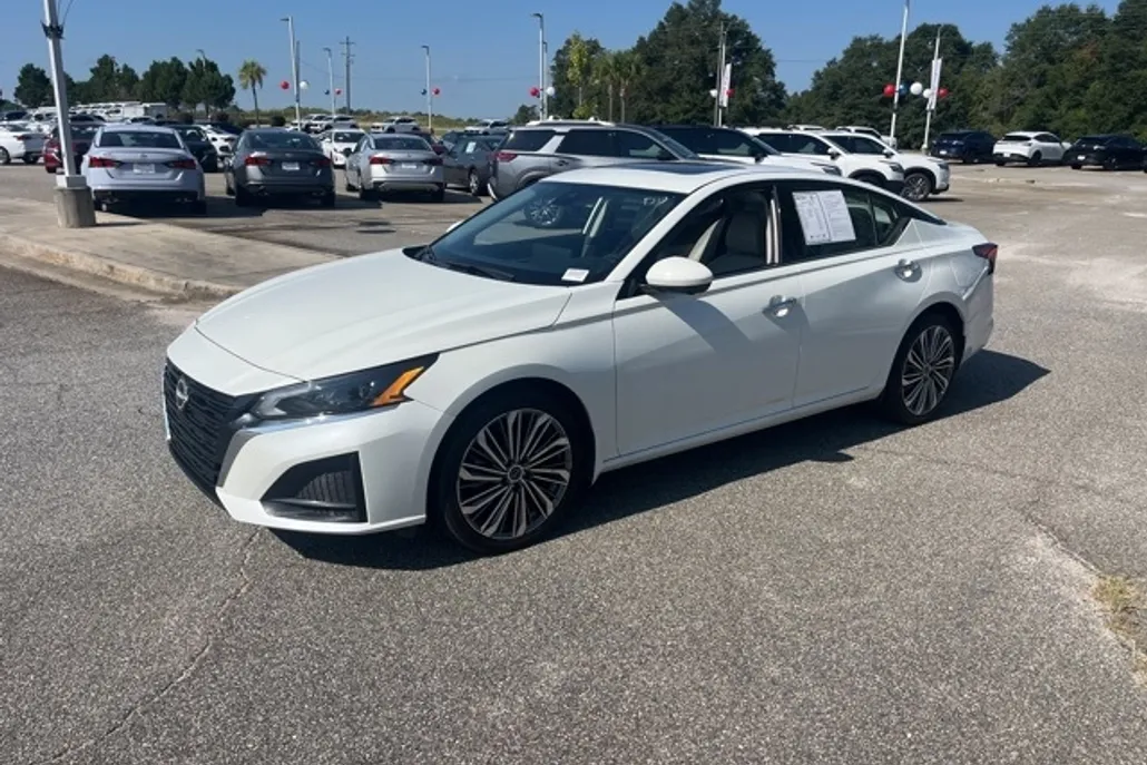 2023 Nissan Altima 2.5 SL photo 1