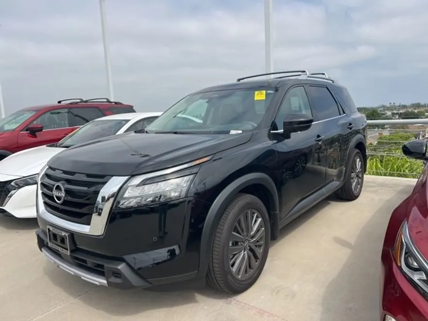 2025 Nissan Pathfinder SL photo 1