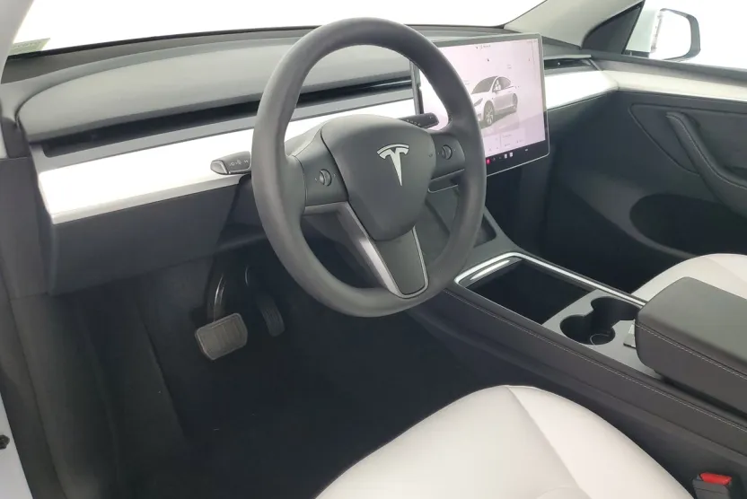 2024 Tesla Model Y Long Range photo 1
