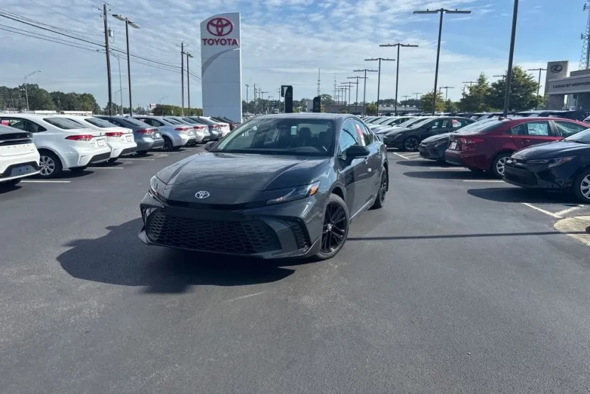 2025 Toyota Camry SE photo 1