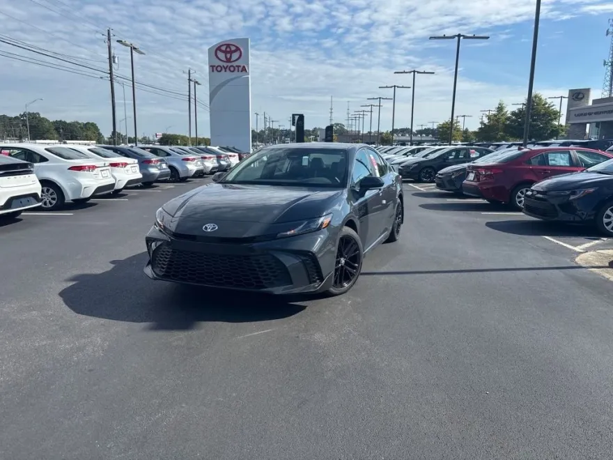 2025 Toyota Camry SE photo 1