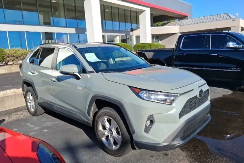 2021 Toyota RAV4 XLE photo 1